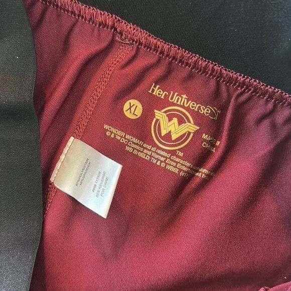 Wonder Woman Her Universe Capri Leggings - Picture 4 of 5